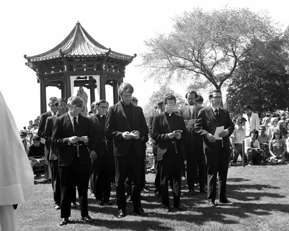 Father Anderson and other Maryknoll priests and brothers has their Sending Ceremony in 1972. (Maryknoll Mission Archives/U.S.)