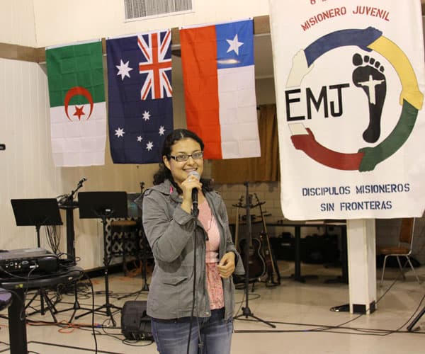 Dulce Tovar speaks at a Youth Mission Encounter in Houston, Texas. (G. Soria/U.S.)