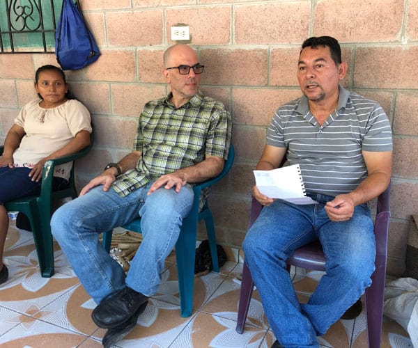 Peter Altman (l.) listens to Hernán Romero, who leads social justice ministries in San Nicolas parish in Monte San Juan in central El Salvador. (M. Scherer-Emunds/El Salvador) Slug: El Salvador violence