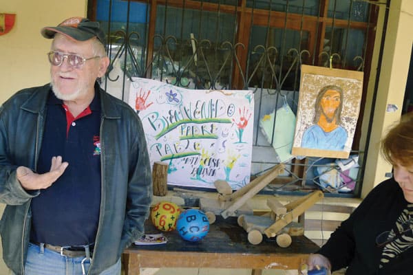 Father Sykora describes the creative atmosphere at the Apoyo Escolar program to the participants of the Maryknoll immersion trip. Photo by D. Aquije/Bolivia.