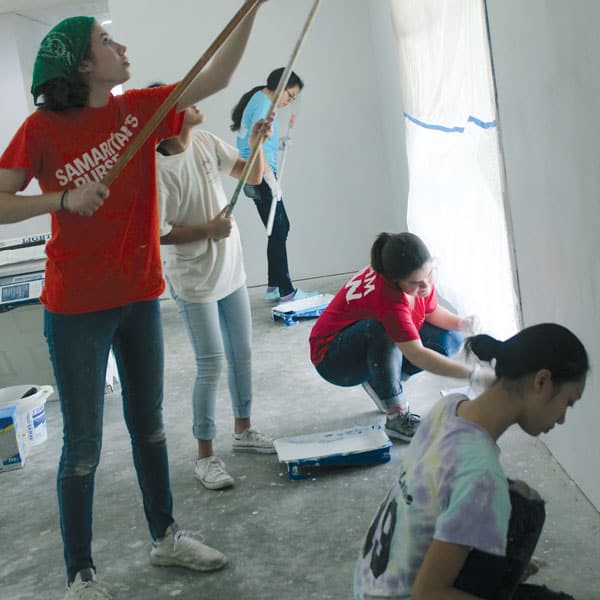 Maryknoll mission promoter Yvonne Dilling, who works to form youths into missionary disciples, led this group of teens from St. Brigid parish in San Antonio help clean and repair two houses destroyed by Hurricane Harvey. (N. Ruiz/U.S.)