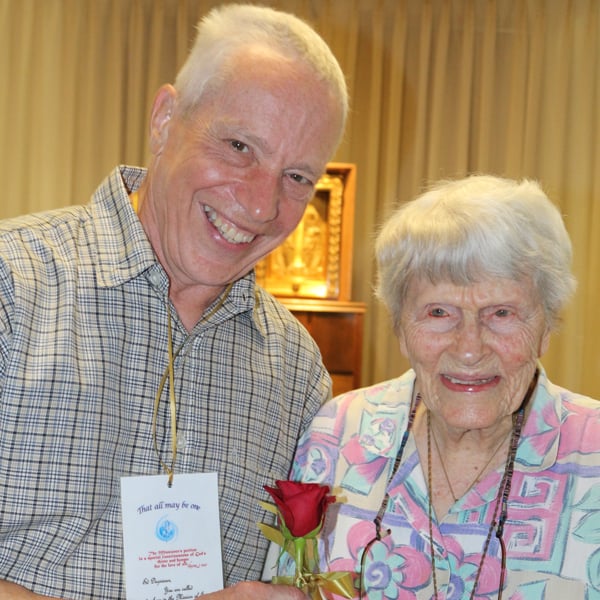 As they become prayer partners for Nicaragua, Sister Elizabeth Salmon gives Affiliate Ed Dugrenier a rose and a card with his prayer assignment. (S. King/U.S.)