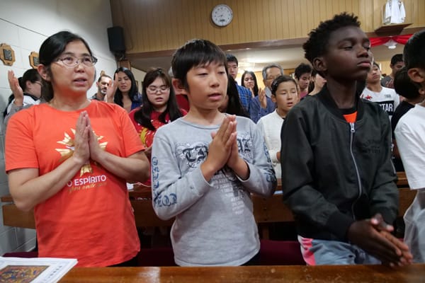 mmigrants in Japan worship at multicultural, multilingual Mass celebrated by Father Roberto Rodriguez at Infant Jesus parish. (P. Saunders/Japan)