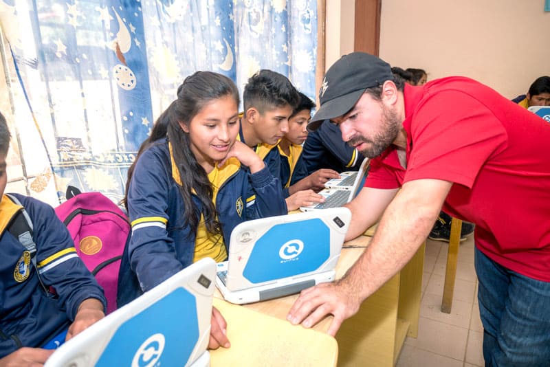 Volleyball values: Juan Gomez helping Rosa Torrico during computer class. (Nile Sprague/Bolivia)