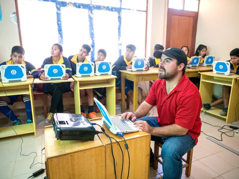 Volleyball Values: Juan Gomez teaches a computer class. (Nile Sprague/Bolivia)