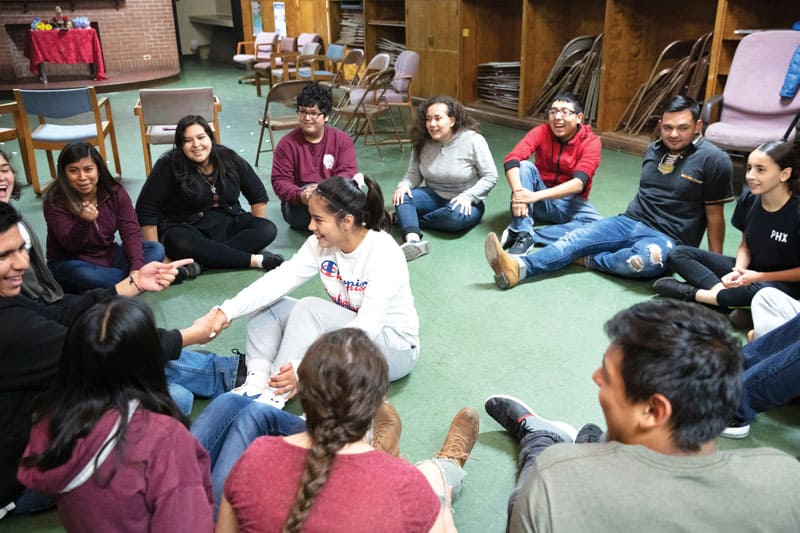 Teens and young adults participate in a dynamic during the weekly meeting of the Warriors of Peace group in the parish of St. Gall. (Octavio Durán / Illinois)