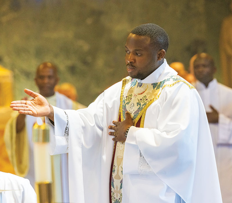 Father Maondo extends his hand for the invocation of the Holy Spirit during the consecration. (Octavio Durán/U.S.)