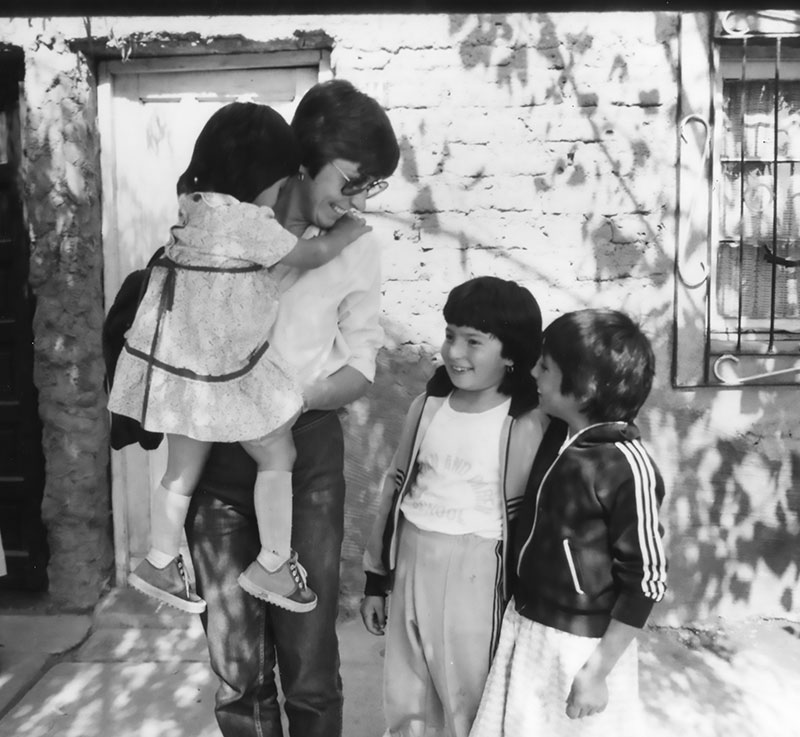 Maryknoll Sister Linda Donovan, shown with children in 1992, served in Santiago’s shantytowns. (Shirley King/Chile)